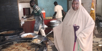 عوضية سمك ..قصة كفاح بائعة شاي تحولت إلى رمز للمرأة السودانية