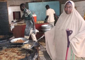 Awadhiyah Samak .. A tea saleswoman’s struggle turned into a symbol for Sudanese women