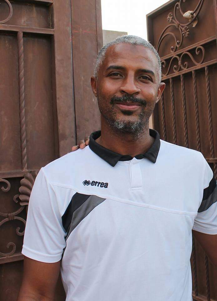 حمد كمال… صوتٌ يقرأ الملعب قبل أن تُحرّك الكرة أقدامها